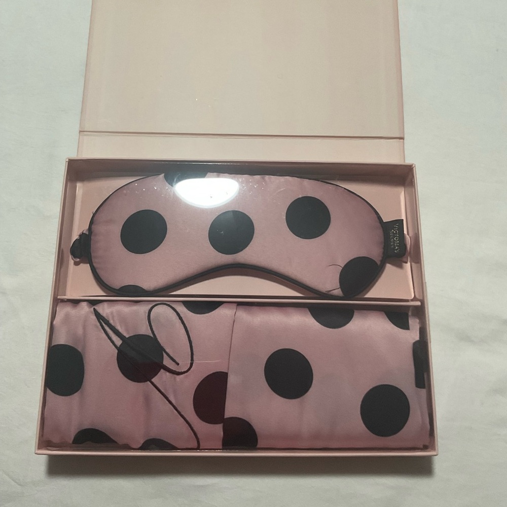 VS EYE MASK & PILLOWCASE SET